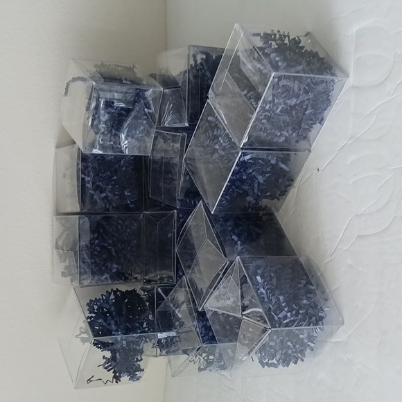 16 small plastic clear  gift boxes w navy blue  Crinkle Paper 3"x 3" x 3" - Picture 3 of 12